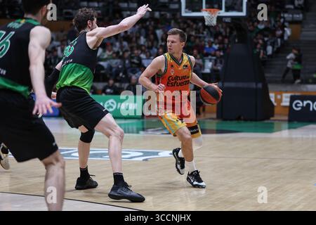 9. April 2023, Badalona, Spanien: BADALONA, SPANIEN - 9. APRIL: Martin Hermannsson von Valencia Basket während des Spiels der ACB Liga Endesa zwischen Joventut Badalona und Valencia Basket im Palau Municipal DÂ Badalona am 9. April 2023 in Badalona, Spanien (Kreditbild: © David Ramirez/DAX via ZUMA Press Wire) Stockfoto