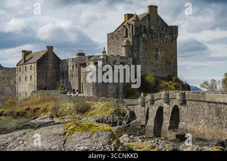 Castle befindet sich auf Eilean Donan, einer kleinen Gezeiteninsel am Zusammenfluss von drei Seen, Dornie, Highland, Schottland, Vereinigtes Königreich Stockfoto