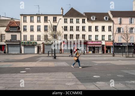 1. April 2021, Saint Denis, seine-Saint-Denis, Frankreich: Place victor Hugo vor der Basilika Saint Denis. Die Stadt Saint Denis während der Eindämmung der dritten Welle. (Bild: © Sadak Souici/ZUMA Press Wire) Stockfoto