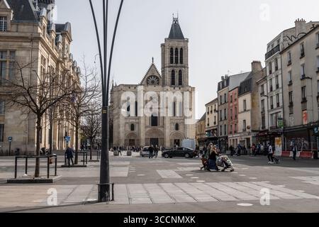 1. April 2021, Saint Denis, seine-Saint-Denis, Frankreich: Place victor Hugo vor der Basilika Saint Denis. Die Stadt Saint Denis während der Eindämmung der dritten Welle. (Bild: © Sadak Souici/ZUMA Press Wire) Stockfoto