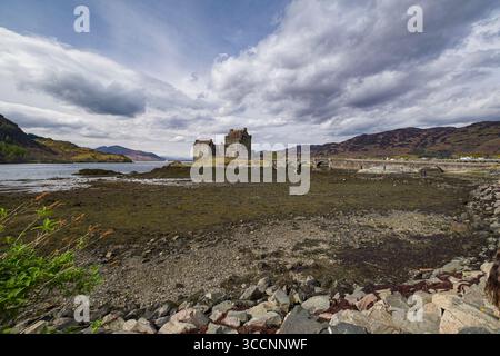 Castle befindet sich auf Eilean Donan, einer kleinen Gezeiteninsel am Zusammenfluss von drei Seen, Dornie, Highland, Schottland, Vereinigtes Königreich Stockfoto
