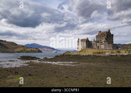 Castle befindet sich auf Eilean Donan, einer kleinen Gezeiteninsel am Zusammenfluss von drei Seen, Dornie, Highland, Schottland, Vereinigtes Königreich Stockfoto
