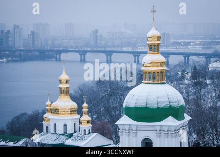 30. Dezember 2018 - Kiew, Kiew, Ukraine - das Lavra der Kiewer Höhlen liegt unter der Gerichtsbarkeit der Ukrainisch-Orthodoxen Kirche (autonom innerhalb des Moskauer Patriarchats). Das aus dem 11. Jahrhundert stammende Kloster ist das prestigeträchtigste Kloster in der Ukraine. Die Kathedrale der Heiligen Sophia in Kiew symbolisiert das „neue Konstantinopel“, die Hauptstadt des christlichen Fürstentums, das im 11. Jahrhundert in einer evangelisierten Region nach der Taufe des heiligen Wladimir im Jahr 988 gegründet wurde. Der spirituelle und intellektuelle Einfluss der Kiewer-Petschersker Law Stockfoto