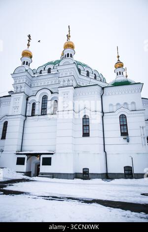 30. Dezember 2018 - Kiew, Kiew, Ukraine - das Lavra der Kiewer Höhlen liegt unter der Gerichtsbarkeit der Ukrainisch-Orthodoxen Kirche (autonom innerhalb des Moskauer Patriarchats). Das aus dem 11. Jahrhundert stammende Kloster ist das prestigeträchtigste Kloster in der Ukraine. Die Kathedrale der Heiligen Sophia in Kiew symbolisiert das „neue Konstantinopel“, die Hauptstadt des christlichen Fürstentums, das im 11. Jahrhundert in einer evangelisierten Region nach der Taufe des heiligen Wladimir im Jahr 988 gegründet wurde. Der spirituelle und intellektuelle Einfluss der Kiewer-Petschersker Law Stockfoto