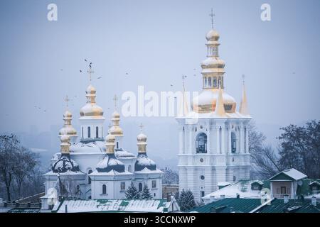 30. Dezember 2018 - Kiew, Kiew, Ukraine - das Lavra der Kiewer Höhlen liegt unter der Gerichtsbarkeit der Ukrainisch-Orthodoxen Kirche (autonom innerhalb des Moskauer Patriarchats). Das aus dem 11. Jahrhundert stammende Kloster ist das prestigeträchtigste Kloster in der Ukraine. Die Kathedrale der Heiligen Sophia in Kiew symbolisiert das „neue Konstantinopel“, die Hauptstadt des christlichen Fürstentums, das im 11. Jahrhundert in einer evangelisierten Region nach der Taufe des heiligen Wladimir im Jahr 988 gegründet wurde. Der spirituelle und intellektuelle Einfluss der Kiewer-Petschersker Law Stockfoto