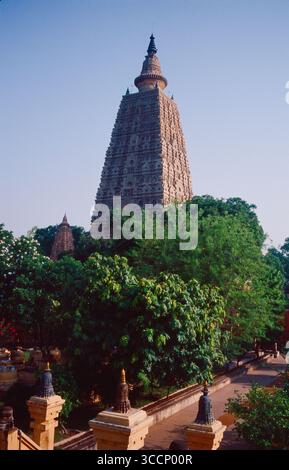 Der Mahabodhi-Tempel in Bodh Gaya, Indien. Das ist der Ort, an dem Lord Buddhas Erleuchtung steht. Der Tempel wird von Nordwesten des Tempelgeländes aus gesehen. Stockfoto
