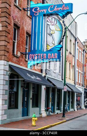 Savannah, GA, 28. Dezember 2023: Storefront von Sorry Charlie's Oyster Bar in Savannah, Georgia Stockfoto