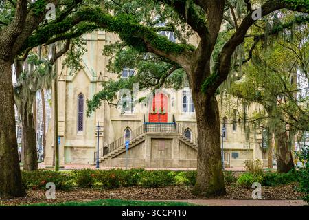 Savannah, GA, 28. Dezember 2023: Fassade der Wesley Monumental United Methodist Church im historischen Zentrum von Savannah, Georgia Stockfoto
