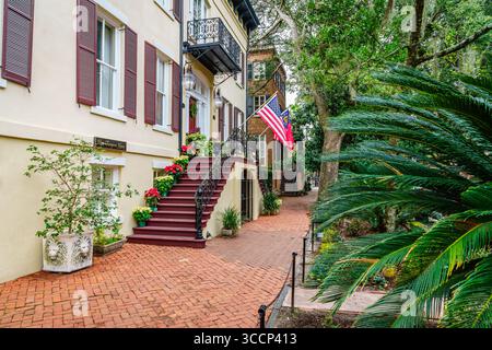 Savannah, GA, 28. Dezember 2023: Blick auf die schöne Wohnstraße im historischen Zentrum von Savannah, Georgia Stockfoto