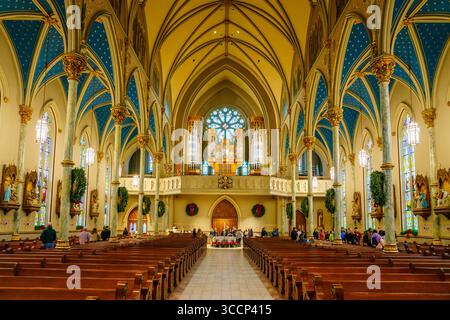 Savannah, GA, 28. Dezember 2023: Innenansicht der Kathedrale von St. Johannes dem Täufer Stockfoto