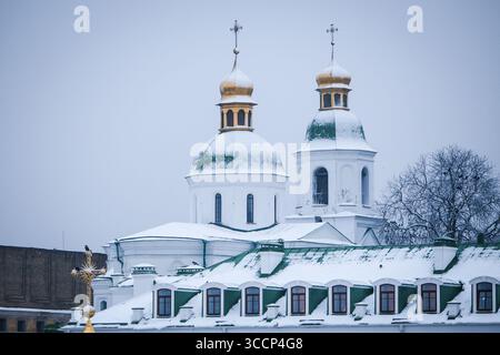 30. Dezember 2018 - Kiew, Kiew, Ukraine - das Lavra der Kiewer Höhlen liegt unter der Gerichtsbarkeit der Ukrainisch-Orthodoxen Kirche (autonom innerhalb des Moskauer Patriarchats). Das aus dem 11. Jahrhundert stammende Kloster ist das prestigeträchtigste Kloster in der Ukraine. Die Kathedrale der Heiligen Sophia in Kiew symbolisiert das „neue Konstantinopel“, die Hauptstadt des christlichen Fürstentums, das im 11. Jahrhundert in einer evangelisierten Region nach der Taufe des heiligen Wladimir im Jahr 988 gegründet wurde. Der spirituelle und intellektuelle Einfluss der Kiewer-Petschersker Law Stockfoto