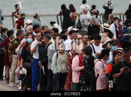 27. April 2023, HONGKONG, CHINA: In Hongkong, Pakettour vom chinesischen Festland aus am Victoria Harbour Uferufer und wartet auf den Besuch des nächsten Touristenorts.27. April 2023Hongkong.ZUMA/Liau Chung-ren (Kreditbild: © Liau Chung-ren/ZUMA Press Wire) Stockfoto