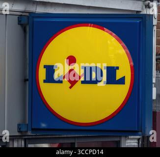 LONDON, Großbritannien - 5. AUGUST 2025 - Lidl-Logo, eine globale Discounter-Supermarktkette, wird in einem Geschäft in London, Großbritannien, ausgestellt Stockfoto