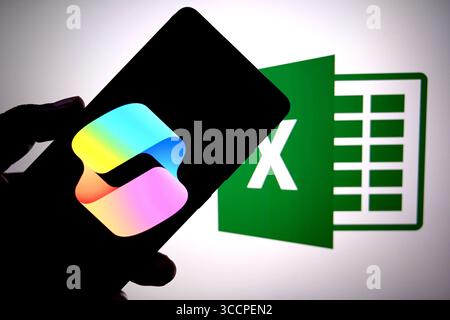 Indien. August 2025. In dieser Abbildung wird ein Microsoft Copilot Logo auf einem Smartphone mit einem Microsoft Excel Logo im Hintergrund angezeigt. (Foto von Avishek das/SOPA Images/SIPA USA) *** ausschließlich für redaktionelle Nachrichten *** Credit: SIPA USA/Alamy Live News Stockfoto