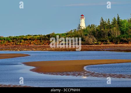 Ein malerischer Blick auf den Cape Jourimain Lighthouse von der Confederation Bridge bei Ebbe in der Northumberland Strait. Stockfoto