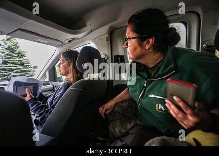 17. Juni 2022, Polen Autobahn, Polen: EWA ZGRABCZYNSKA und ihre rechte MALGORZATA CHODYLA diskutieren über die Logistik für die Ankunft von Wildtieren aus der Ukraine in den Zoo von Posen. Nach 16 Stunden Papierkram an der Grenze wird der nächste Schritt darin bestehen, die Wildtiere sicher und in ihre neuen Quartiere zu entladen, wo sie unter Quarantäne und Rehabilitation stehen. (Kreditbild: © Bianca Otero/ZUMA Press Wire) Stockfoto