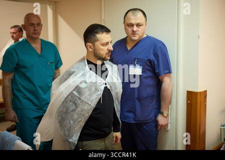 3. März 2023 in Lemberg, Oblast Lemberg, Ukraine: Ukrainischer Präsident Wolodymyr Zelenskyj besucht ein Militärkrankenhaus für verwundete Soldaten im Kampf gegen russische Streitkräfte im Gebiet von Bakhmut, um Medaillen für Heldentum zu überreichen, 3. März 2023 in Lemberg, Ukraine. (Foto: © Pool /Ukrainische Presidentia/Planet Pix via ZUMA Press Wire) Stockfoto