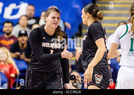 3. März 2023: Das NC State Wolfpack Center River Baldwin (1) feiert mit Mimi Collins (2), nachdem es im Viertelfinale des Women's ACC Turniers im Greensboro Coliseum in Greensboro, NC, gegen die Notre Dame Fighting Irish geschossen hat. (Scott Kinser/Cal Sport Media) (Bild: © Scott Kinser/CSM via ZUMA Press Wire) Stockfoto