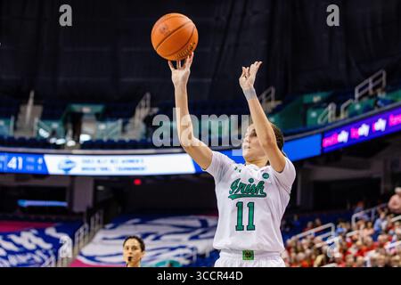 3. März 2023: Notre Dame kämpft gegen die irische Garde Sonia Citron (11) schießt im Viertelfinale des Women's ACC Turniers gegen das NC State Wolfpack im Greensboro Coliseum in Greensboro, NC. (Scott Kinser/Cal Sport Media) (Bild: © Scott Kinser/CSM via ZUMA Press Wire) Stockfoto