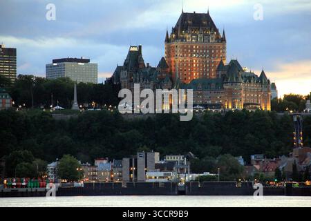 Quai Château Paquet, Lévis, QC, Kanada, bietet einen abendlichen Blick über den St. Lawrence River Stockfoto