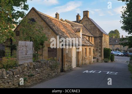 Church Road im frühen Morgenlicht. Guiting Power, Cotswolds, Gloucestershire, England Stockfoto