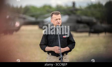 21. Juli 2023, Nadarzyce, Kreis Zlotow, Polen: Der polnische Verteidigungsminister Mariusz Blaszczak spricht während der Geschützdemonstration am 21. Juli 2023 in Nadarzyce, Polen. Während der Veranstaltung kündigte Blaszczak an, dass Polen 96 Apache Attack Helicopters aus den Vereinigten Staaten kaufen wird. (Bild: © SPC. Joshua Zayas/U.S. Army/Planet Pix via ZUMA Press Wire) Stockfoto