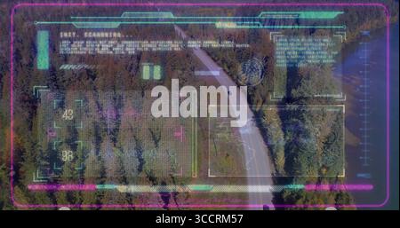Scannen kurviger zweispuriger Straßen durch Nadelwald von oben mit holografischen Neonüberzügen Stockfoto