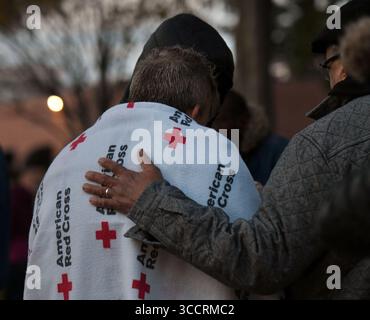 3. November 2023, Lewiston, ME, USA: Community-Mitglieder versammeln sich nach dem tragischen Massenschieß in Lewiston, ME, am 3. November 2023 für einen Multi-Church Gebetsdienst, um im Kennedy Park in Lewiston, ME, zu heilen. 18 Menschen wurden bei dem Angriff getötet. (Bild: © Carol Guzy/ZUMA Press Wire) Stockfoto