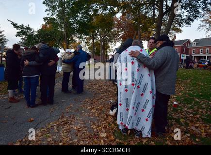 3. November 2023, Lewiston, ME, USA: Community-Mitglieder versammeln sich nach dem tragischen Massenschieß in Lewiston, ME, am 3. November 2023 für einen Multi-Church Gebetsdienst, um im Kennedy Park in Lewiston, ME, zu heilen. 18 Menschen wurden bei dem Angriff getötet. (Bild: © Carol Guzy/ZUMA Press Wire) Stockfoto