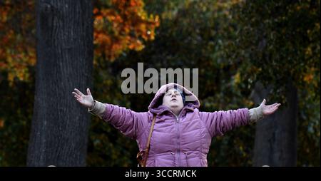 3. November 2023, Lewiston, ME, USA: Community-Mitglieder versammeln sich nach dem tragischen Massenschieß in Lewiston, ME, am 3. November 2023 für einen Multi-Church Gebetsdienst, um im Kennedy Park in Lewiston, ME, zu heilen. 18 Menschen wurden bei dem Angriff getötet. (Bild: © Carol Guzy/ZUMA Press Wire) Stockfoto