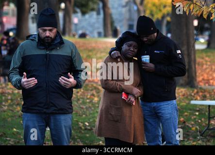 3. November 2023, Lewiston, ME, USA: Ben Graffius und das Paar Cristina und Martens Mata beten, während sich Mitglieder der Gemeinde nach dem tragischen Massenschießverfahren in Lewiston für einen Multi-Church Prayer Service versammeln, um am 3. November 2023 im Kennedy Park in Lewiston, ME, zu heilen. 18 Menschen wurden bei dem Angriff getötet. (Bild: © Carol Guzy/ZUMA Press Wire) Stockfoto