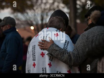 3. November 2023, Lewiston, ME, USA: Community-Mitglieder versammeln sich nach dem tragischen Massenschieß in Lewiston, ME, am 3. November 2023 für einen Multi-Church Gebetsdienst, um im Kennedy Park in Lewiston, ME, zu heilen. 18 Menschen wurden bei dem Angriff getötet. (Bild: © Carol Guzy/ZUMA Press Wire) Stockfoto