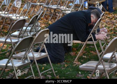 3. November 2023, Lewiston, ME, USA: Community-Mitglieder versammeln sich nach dem tragischen Massenschieß in Lewiston, ME, am 3. November 2023 für einen Multi-Church Gebetsdienst, um im Kennedy Park in Lewiston, ME, zu heilen. 18 Menschen wurden bei dem Angriff getötet. (Bild: © Carol Guzy/ZUMA Press Wire) Stockfoto