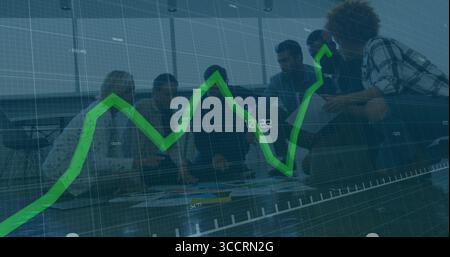 Teamkollegen in Bürokleidung, die sich über Diagramme und Grafiken im Sitzungssaal mit Notizblock-Tablet stützt Stockfoto