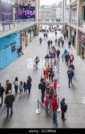 Menschen stehen in der Schlange im Einkaufszentrum St. James Quarter, Edinburgh, Schottland, Großbritannien Stockfoto