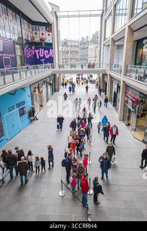 Menschen stehen in der Schlange im Einkaufszentrum St. James Quarter, Edinburgh, Schottland, Großbritannien Stockfoto