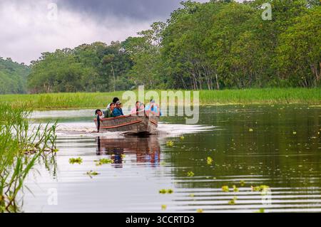 9. März 2008, Belen, Peru: Bootsausflug auf dem Amazonas in der Nähe von Iquitos, Loreto, Peru. Navigation neben dem Dorf Timicuro (Foto: © Sergi Reboredo/ZUMA Press Wire) Stockfoto