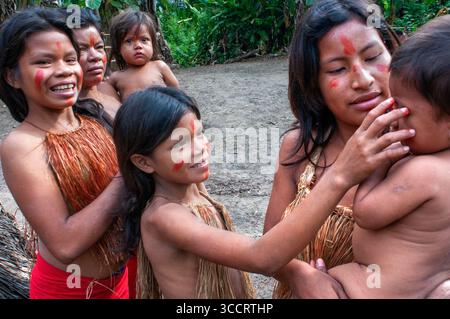 10. März 2008, Belen, Peru: Tätowierung, Yagua-Indianer, die ein traditionelles Leben in der Nähe der Amazonasstadt Iquitos, Peru, leben… Yagua, Yahuna, Ã’ihamwo, Yihamwo, Nihamwo oder Mishara sind indigene Völker, die in der Provinz Mariscal RamÃ³n Castilla und der Provinz Putumayo leben, sowohl im Departement Loreto, Peru als auch in den Reservaten Santa SofÃ­a und El Progreso, im kolumbianischen Departement Amazonas. Es gibt mehr als 11.000 Menschen, deren Sprache zur Sprachfamilie PEBA Yagua gehört. (Bild: © Sergi Reboredo/ZUMA Press Wire) Stockfoto