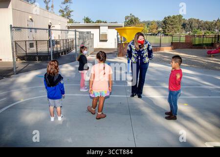 29. September 2020: Eine kalifornische Grundschullehrerin ermuntert ihre multirassischen Erstklässler, sich im Schulhof zu entspannen. Notizmasken aufgrund von Coronavirus pand (Kreditbild: © Spencer Grant/ZUMA Press Wire) Stockfoto