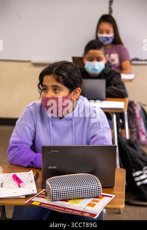6. Oktober 2020: Mit Gesichtsmasken aufgrund der Coronavirus-Pandemie haben die 6. Klasse der spanischen Mittelschule in Kalifornien Chrome Book Laptops auf ihrem Schreibtisch (Bild: © Spencer Grant/ZUMA Press Wire). Stockfoto