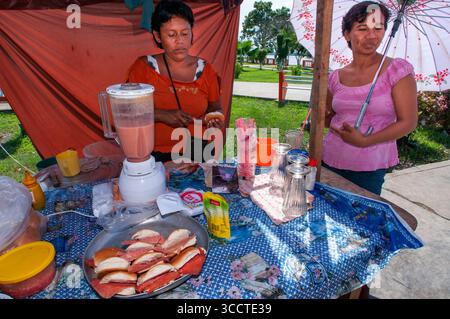 März 2008, Belen, Peru: Marktszenen, Iquitos, die größte Stadt im peruanischen Regenwald, Peru, Südamerika... Iquitos ist die Hauptstadt der peruanischen Provinz Maynas und der Region Loreto. Sie ist die größte Metropole im peruanischen Amazonas östlich der Anden und die neuntgrößte Stadt Perus. Iquitos ist die größte Stadt der Welt, die nicht über eine Straße erreicht werden kann, die nicht auf einer Insel liegt; sie ist nur über Fluss und Luft erreichbar. Es ist bekannt als die Hauptstadt des peruanischen Amazonas. Die Stadt liegt in den Great Plains des Amazonasbeckens, gespeist vom Amazonasgebiet, Nanay und Itaya Stockfoto