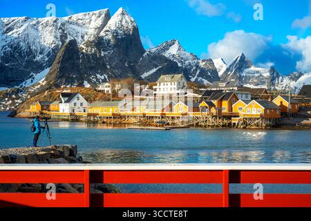 28. Februar 2019, nordnorwegen, Norwegen: Traditionelle Fischerhütten aus Holz im Dorf Sakrisoy auf der Insel Moskenesoya auf den Lofoten in Norwegen (Bild: © Sergi Reboredo/ZUMA Press Wire) Stockfoto