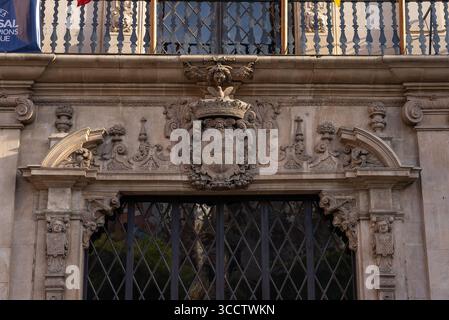 PALMA, SPANIEN - 26. APRIL 2023: Ein kunstvoller Eingang zu einem historischen Gebäude in der Hauptstadt mallorcas Stockfoto
