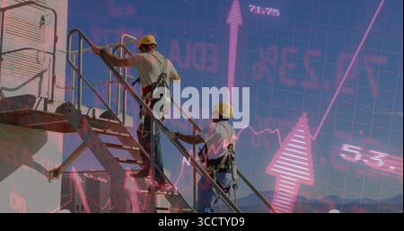 Klettern von zwei Arbeitern mit Sicherheitsgurten auf Industrietreppen, finanzieller Überlagerung, Kopierraum Stockfoto