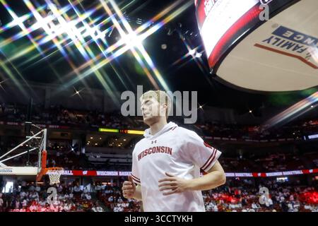 2. Dezember 2023: Wisconsin Badgers Stürmer Steven Crowl (22) während des NCAA-Basketballspiels zwischen den Marquette Golden Eagles und den Wisconsin Badgers im Kohl Center in Madison, WI. Darren Lee/CSM (Kreditbild: Stockfoto