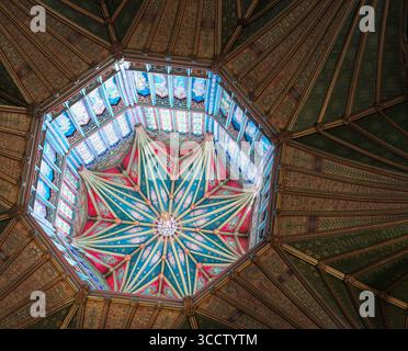 Zentrale Kuppel und Achteck in der christlichen Kathedrale in Ely, England. Stockfoto