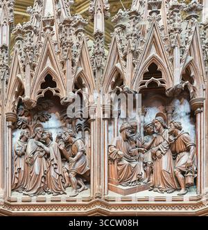 Holzschnitzereien von Judas, der Jesus verrät, und dem Hohepriester Kaiphas, der Jesus urteilt, im Chor der christlichen Kathedrale in Ely, England. Stockfoto