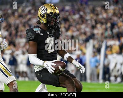 22. Dezember 2023: UCF-Wide-Receiver Kobe Hudson (2) erzielt während der ersten Halbzeit des Union Home Mortgage Gasparilla Bowl im Raymond James Stadium in Tampa, FL. Romeo T Guzman/Cal Sport Media (Kreditbild: Stockfoto