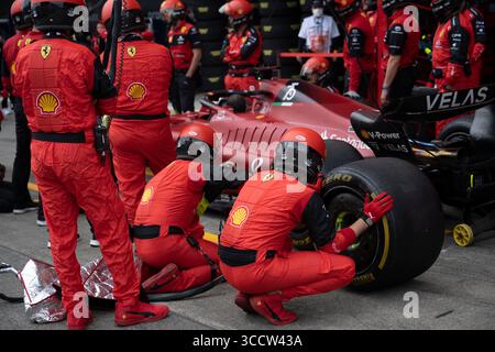 Oktober 2022, Suzuka, Mie, Japan: 8. Oktober 2022: Suzuka Circuit, Präfektur Mie, JAPAN: Boxenmannschaften für Ferrari üben einen Reifenwechsel unmittelbar vor dem Rennen bei starkem Regen, als Max Verstappen die Red Bull Racing-Weltmeisterschaft beim Formel-1-Grand Prix von Honda gewinnt. Motorsport. (Bild: © Taidgh Barron/ZUMA Press Wire) Stockfoto