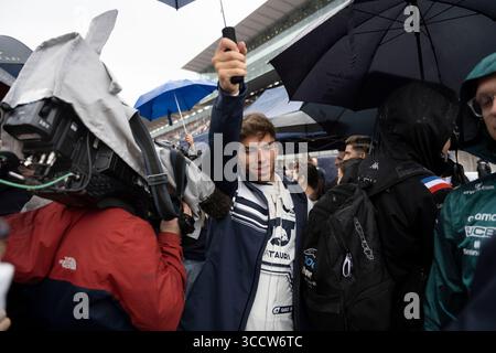 Oktober 2022, Suzuka, Mie, Japan: 8. Oktober 2022: Suzuka Circuit, Präfektur Mie, JAPAN: PIERRE GASLY von AlphaTauri #10 auf der Startaufstellung vor dem Rennen, als Max Verstappen die Weltmeisterschaft für Red Bull Racing beim Formel-1-Grand Prix von Honda gewinnt. Motorsport. (Bild: © Taidgh Barron/ZUMA Press Wire) Stockfoto